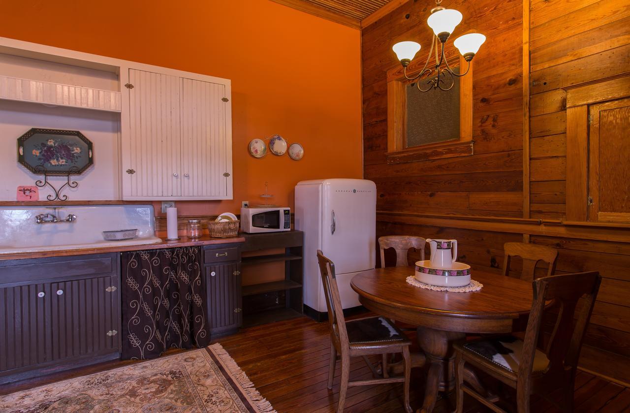 Upstairs Inn Hico Bagian luar foto
