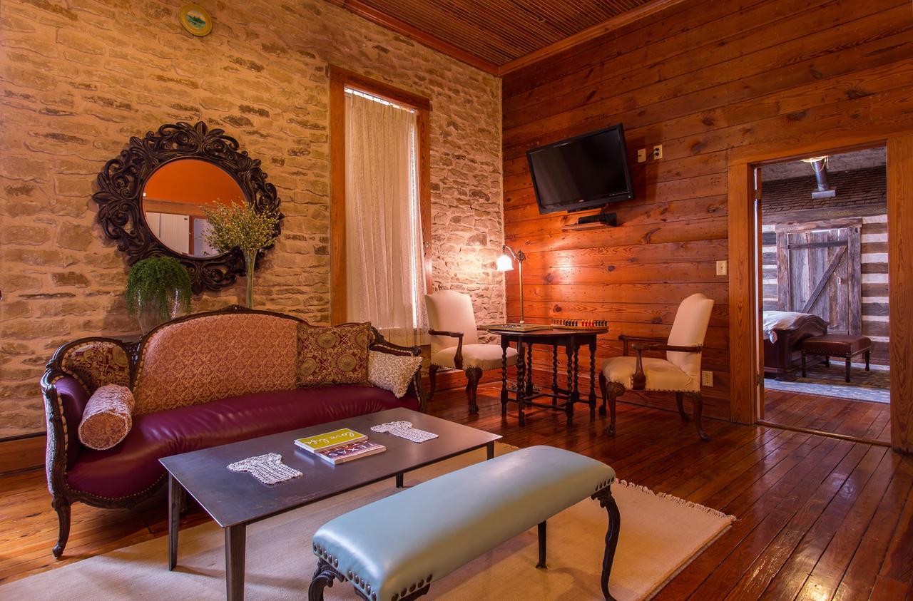 Upstairs Inn Hico Bagian luar foto