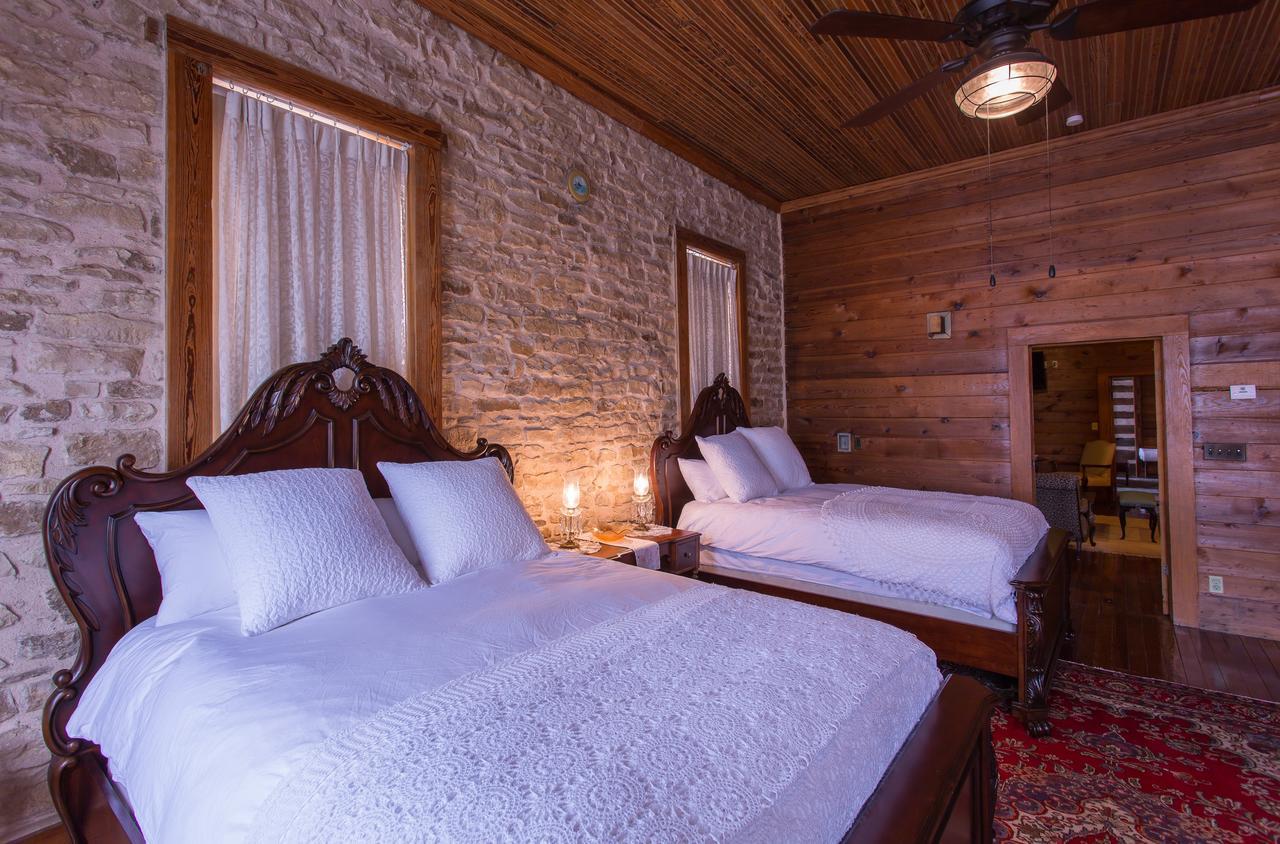 Upstairs Inn Hico Bagian luar foto