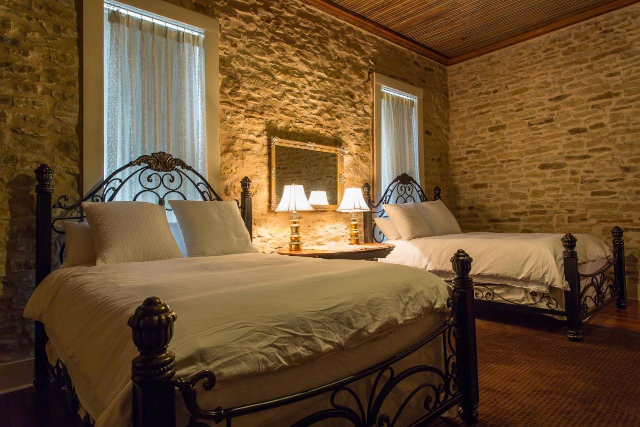 Upstairs Inn Hico Bagian luar foto