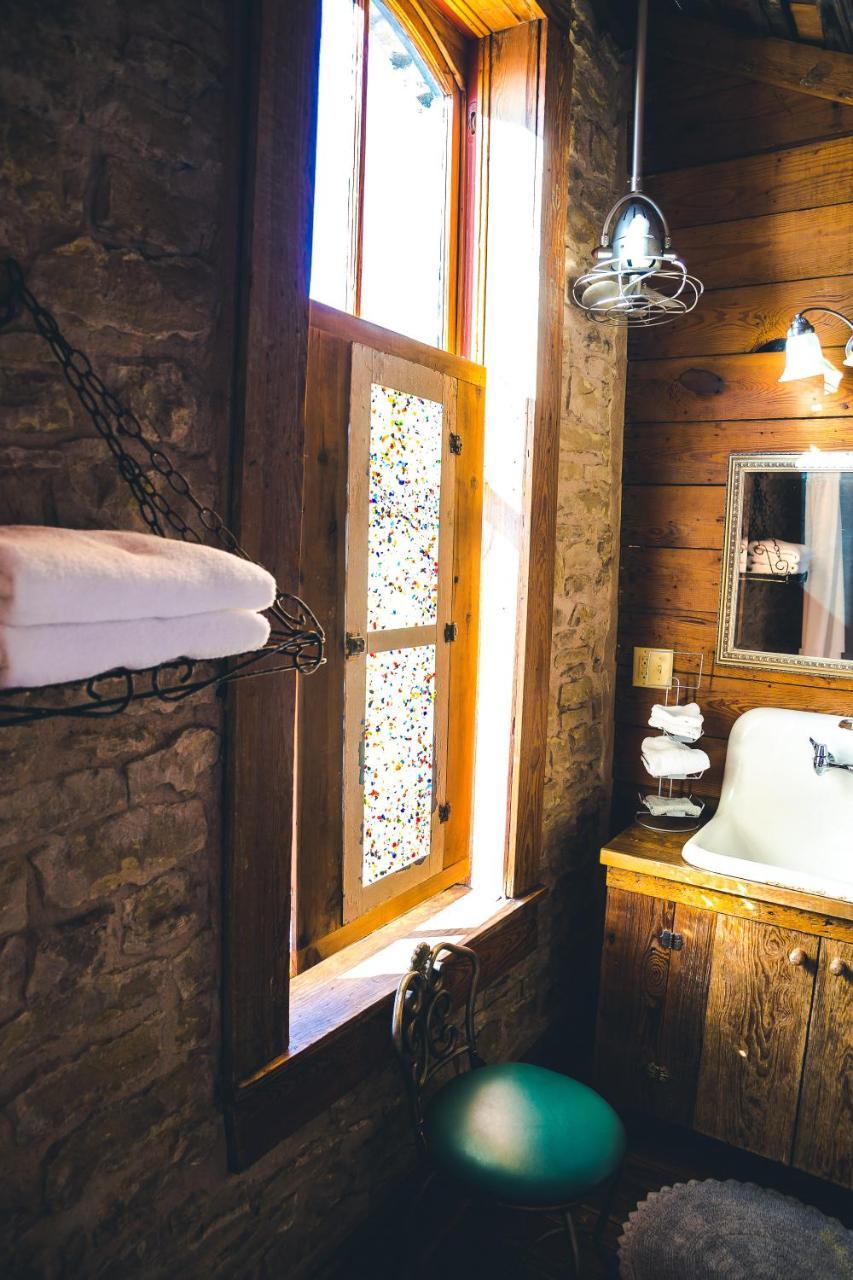 Upstairs Inn Hico Bagian luar foto