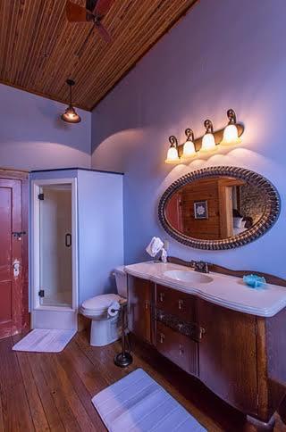 Upstairs Inn Hico Bagian luar foto