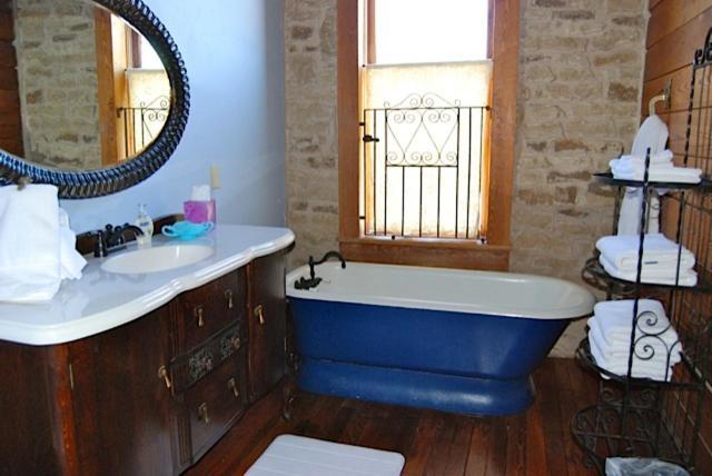 Upstairs Inn Hico Bagian luar foto