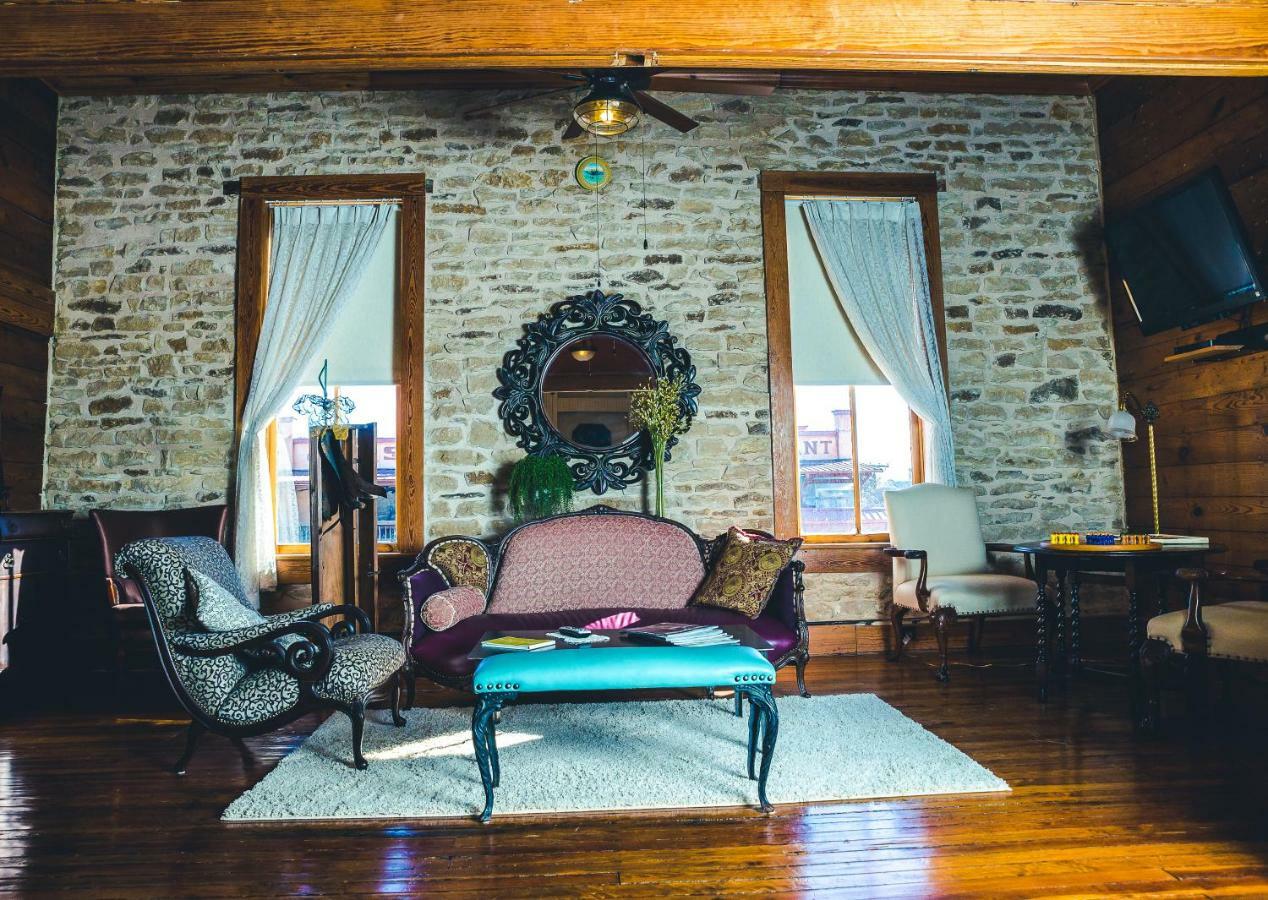 Upstairs Inn Hico Bagian luar foto